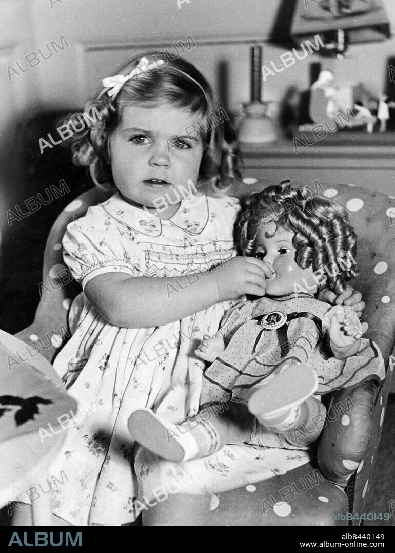 HAGA 193705. Prinsessan Margaretha med en docka på Haga under pingsthelgen.. Foto: Bertil Norberg / TT / Kod: 1060.
