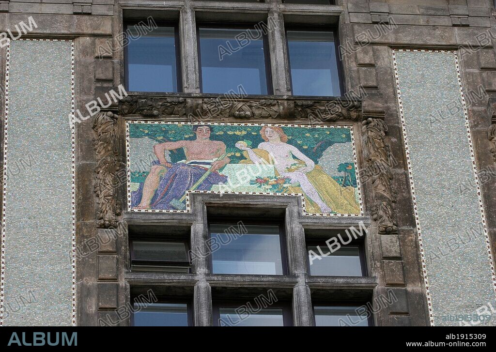 REPUBLICA CHECA. PRAGA (PRAHA). Mosaico en una fachada de uno de los numerosos edificios de estilo Art Nouveau o período Jugendstil de finales S. XIX principios S. XX. Centro Europa.