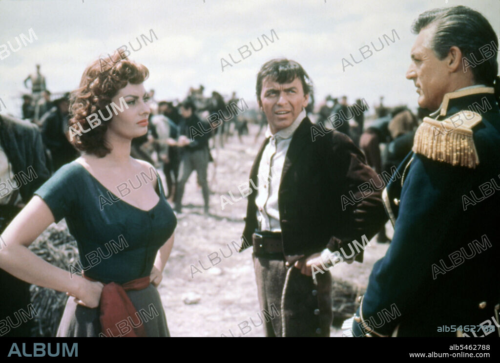 Cary Grant, Frank Sinatra and LOREN SOPHIA / LOREN SOFIA 1934/. CARY GRANT, FRANK SINATRA and SOPHIA LOREN in THE PRIDE AND THE PASSION, 1957, directed by STANLEY KRAMER. Copyright STANLEY KRAMER CO./UNITED ARTISTS.