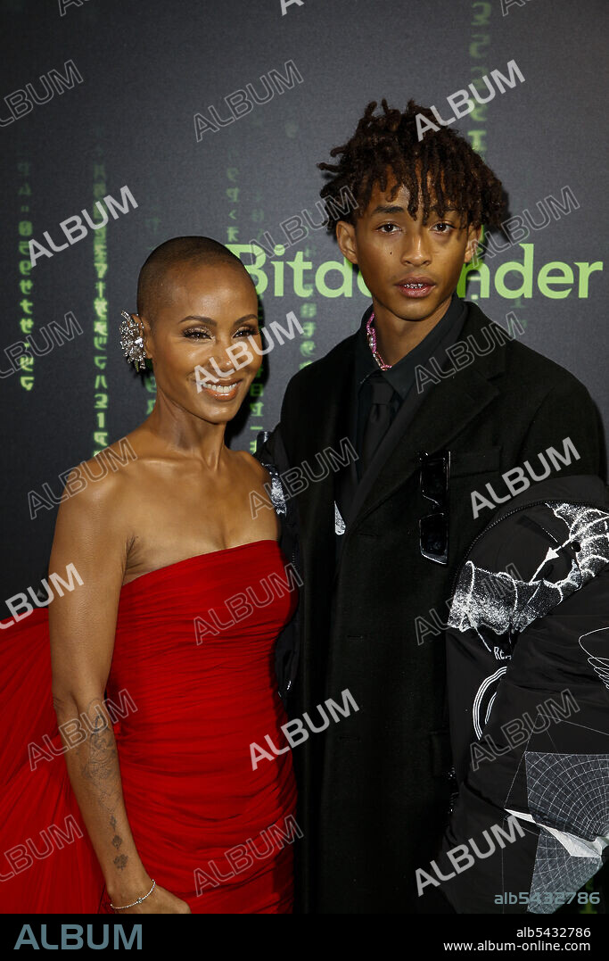 JADA PINKETT SMITH y JADEN SMITH. December 18, 2021, San Francisco, CA, USA: Actress Jada Pinkett-Smith and Jaden Smith arrive at the U.S. movie premier of The Matrix Resurrections at the Castro Theater on December, 18, 2021 in San Francisco, California. (Credit Image: © imageSPACE via ZUMA Press Wire).