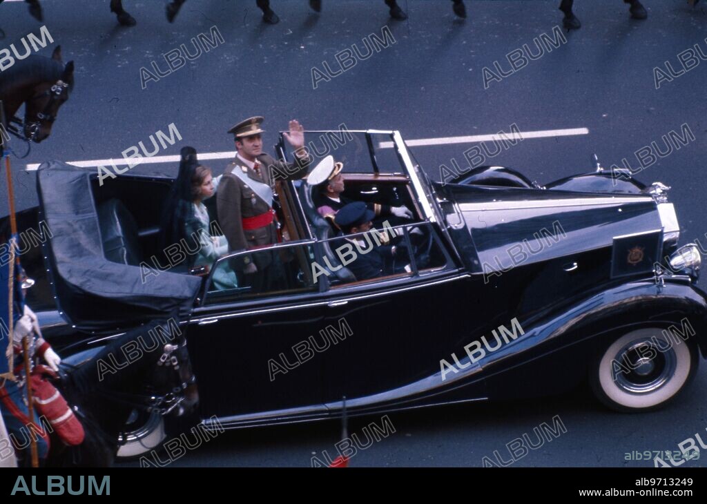 Madrid, 11/27/1975. Acts of exaltation to the Crown. The Kings of Spain, Don Juan Carlos and Doña Sofía, greet from the Rolls Royce discovered in the streets of Madrid.