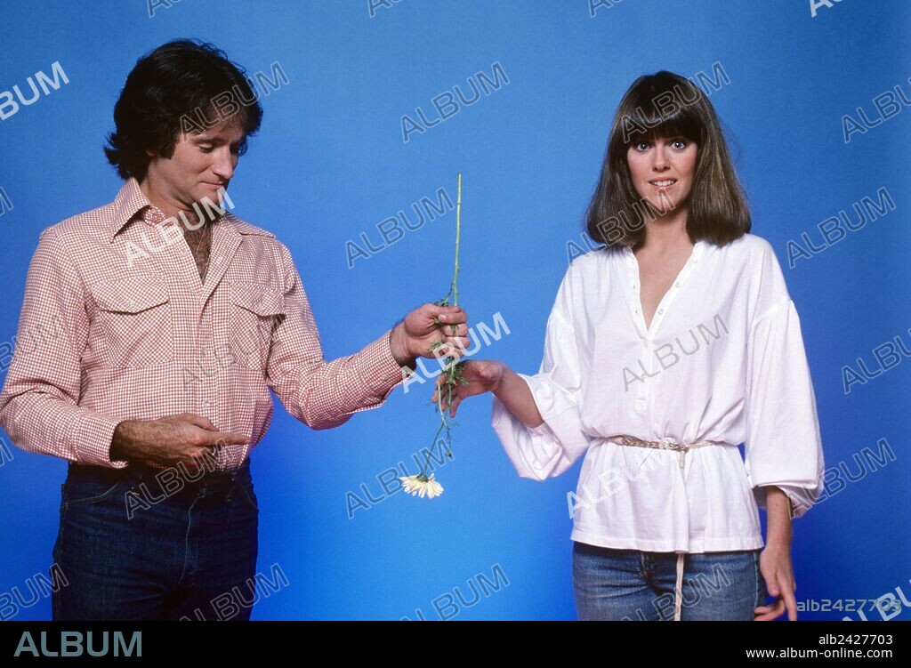 PAM DAWBER and ROBIN WILLIAMS in MORK & MINDY, 1978. Copyright PARAMOUNT TV.