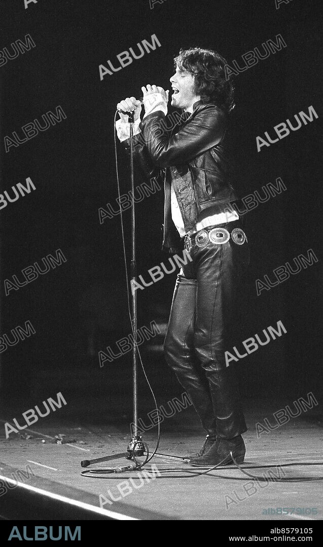 STOCKHOLM 1968-09-20. Jim Morrison, sångare i den amerikanska popgruppen The Doors, i aktion på scenen i Stockholms Konserthus.. Foto: Bertil Stilling / EXP / TT / Kod: 40. **AFTONBLADET OUT**.