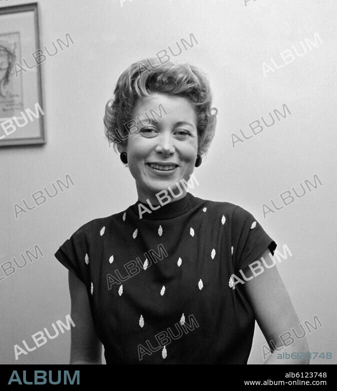 Joubert, Jacqueline; French TV presenter and producer; Paris 29.3.1921-Neuillysur-Seine 8.1.2005. Portrait photo, undated (1950's).-.