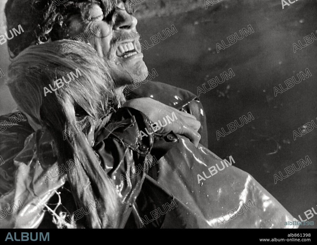 DONALD SUTHERLAND en AMENAZA EN LA SOMBRA, 1973 (DON'T LOOK NOW), dirigida por NICOLAS ROEG. Copyright CASEY PRODUCTIONS-ELDORADO FILMS-BL.