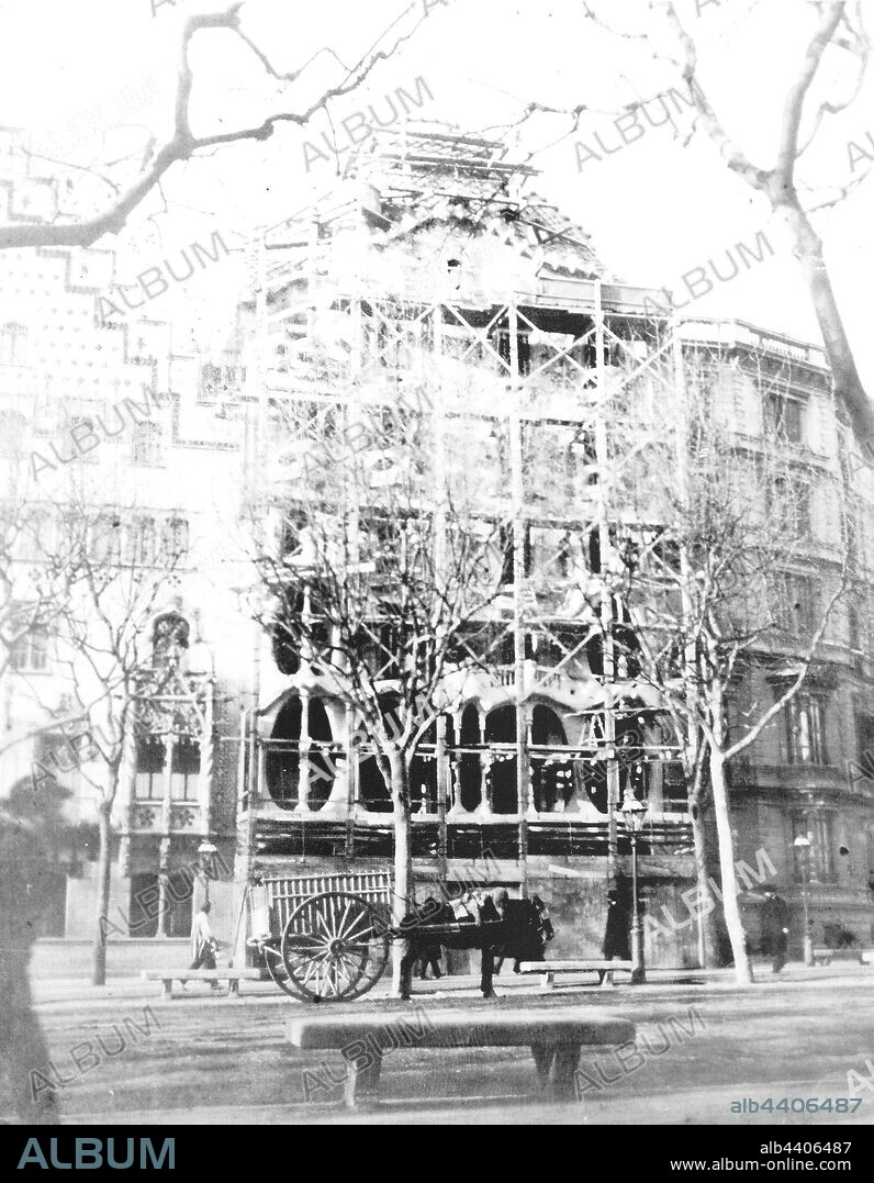 DOMÈNEC SUGRAÑES GRAS. Casa Batlló de Antoni Gaudí en construcción, Barcelona, 1906.