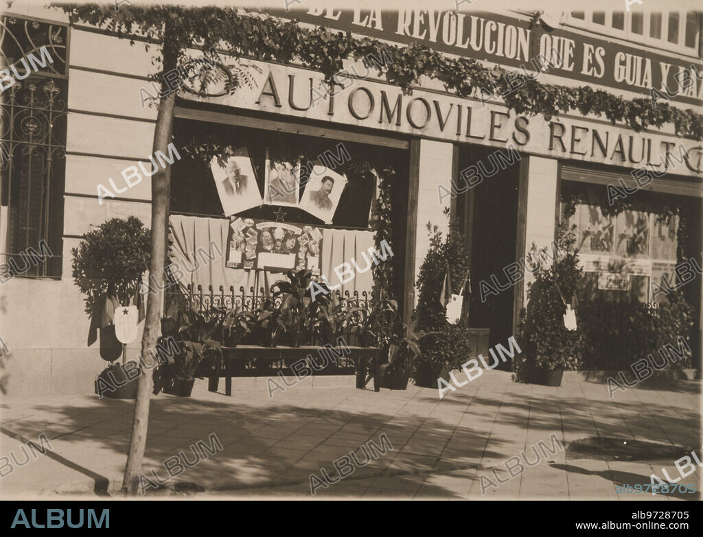 Noviembre 1937. Fachada de los Talleres Renault, Adornada por sus Trabajadores, con motivo del homenaje del Xx aniversario de la U.R.S.S.