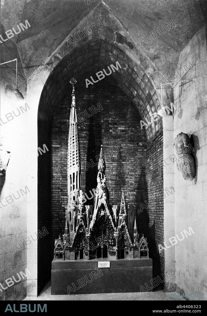 ANTONI GAUDÍ. Modelo de la fachada de la Natividad de la Sagrada Familia, Barcelona, hacia 1925.