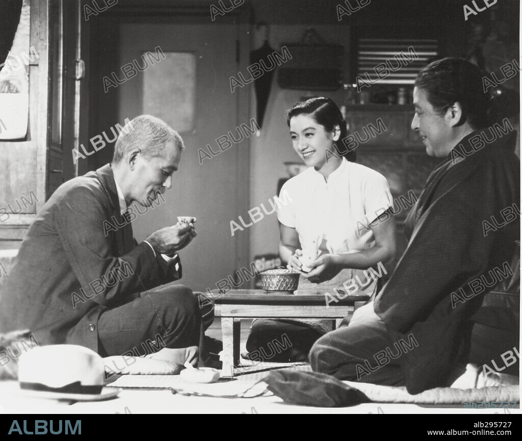 CHIEKO HIGASHIYAMA, CHISHU RYU and SETSUKO HARA in TOKYO STORY, 1953 (TOKYO MONOGATARI), directed by YASUJIRO OZU. Copyright SHOCHIKU FILMS.