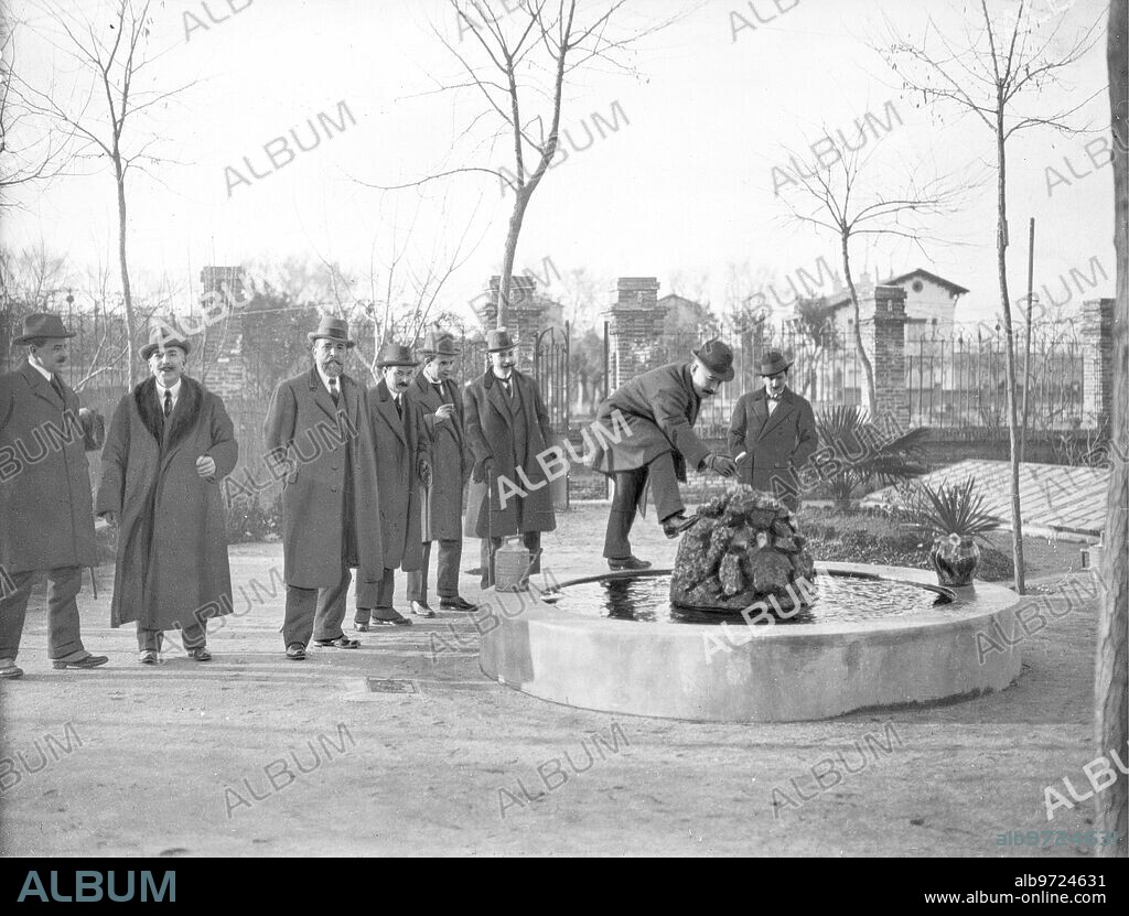 1917. En la Colonia de la Prensa. La comisión de Periodistas de Barcelona para la construcción de Casas Baratas Visitando las Edificaciones en Carabanchel para los Periodistas Madrileños.