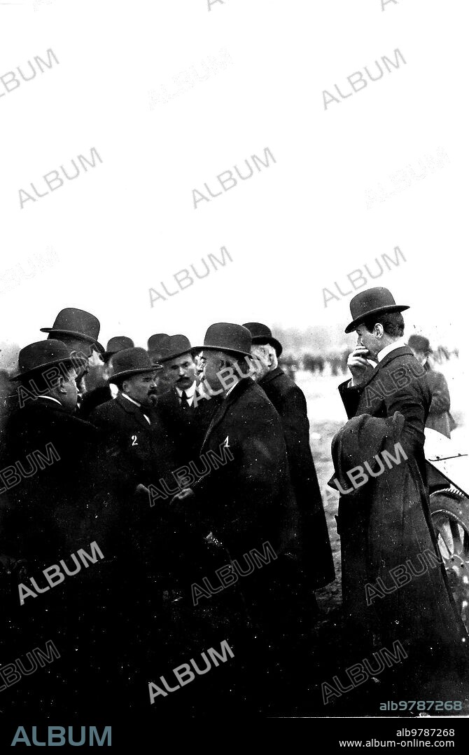 Mayo 1911. El prefecto de policía M. Lepine (1) Anunciando A M. Dupuy (2) director Del "Petit Parisién" que Estaba Suspendida la salida de Otros Aeroplanos.