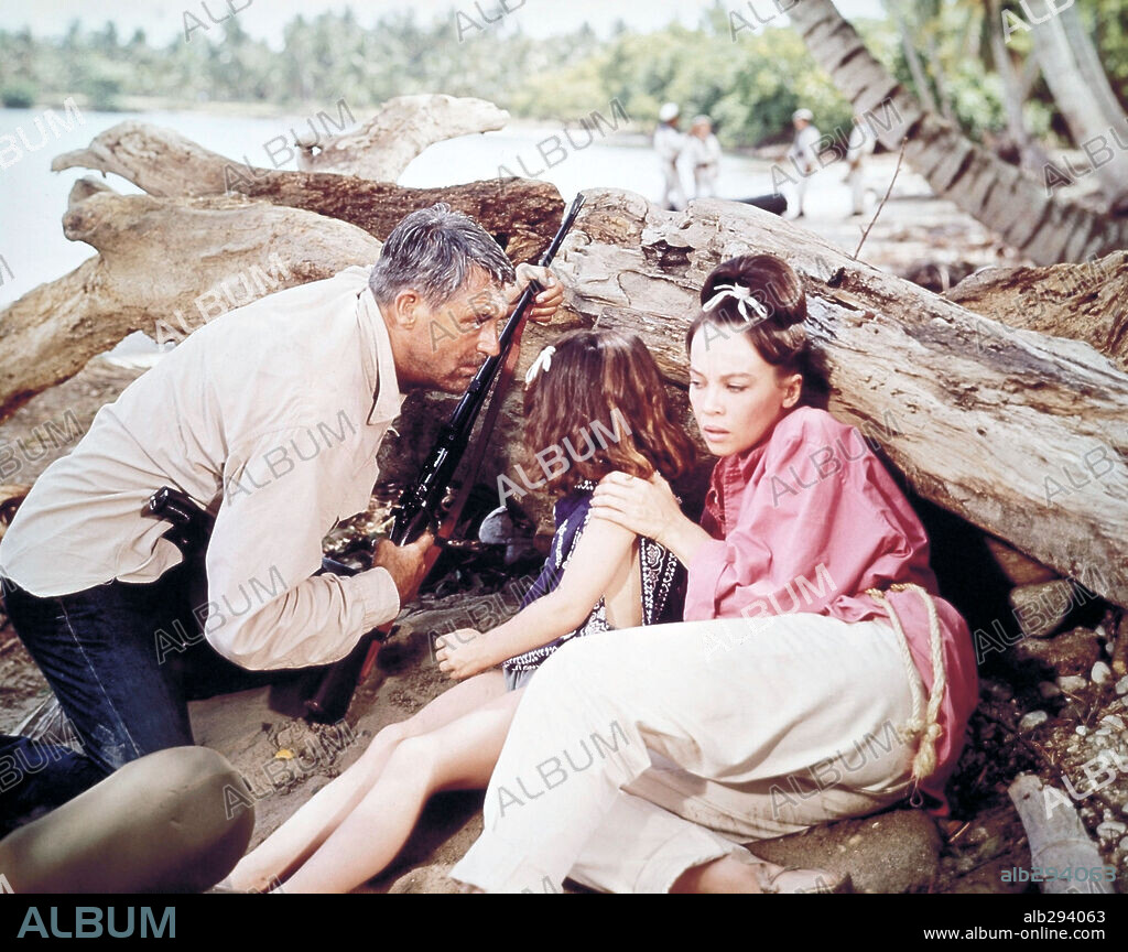 CARY GRANT y LESLIE CARON en OPERACIÓN WHISKY, 1964 (FATHER GOOSE), dirigida por RALPH NELSON. Copyright UNIVERSAL PICTURES.