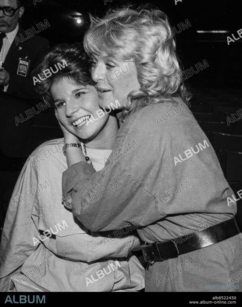 Malmö 1983-02-26. Carola Häggkvist (tv) vinner den svenska Melodifestivalen 1983 med låten "Främling" och gratuleras av Kikki Danielsson . Foto: Torbjörn Andersson / EXP / TT / Kod 4 . ** AFTONBLADET OUT **.