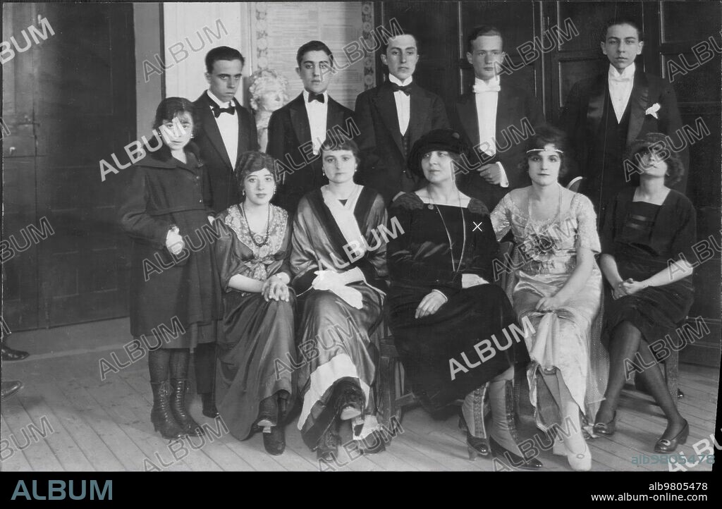 5 abril 1919. Madrid. En el real Conservatorio. Los Alumnos de la clase de la notable actriz Srta. Anita Martos (X), que Hicieron ayer Ejercicios Escolares de declamación.