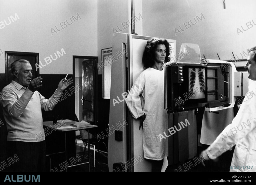 FLORINDA BOLKAN y VITTORIO DE SICA en AMARGO DESPERTAR, 1973 (UNA BREVE VACANZA), dirigida por VITTORIO DE SICA. Copyright VERONA PRODUZIONE.
