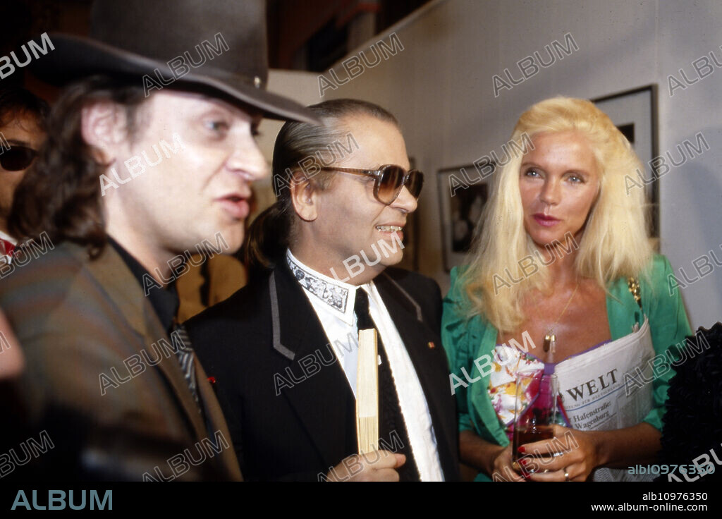 Karl Lagerfeld with singer Udo Lindenberg and Gunilla von Bismarck at the opening of his photography exhibition "Parade" at Museum fuer moderne Kunst in Frankfurt, Germany 1994.