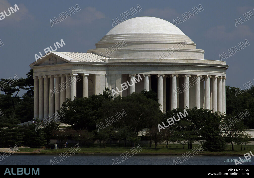 JEFFERSON, Thomas (1743-1826). Tercer presidente del país y uno de los Padres Fundadores de la Nación. Autor, entre otros, de la Declaración de Independencia en 1776. "MEMORIAL A THOMAS JEFFERSON", obra de John Russell Pope, realizada en 1943 en estilo neoclásico. WASHINGTON D. C. Distrito de Columbia. Estados Unidos.