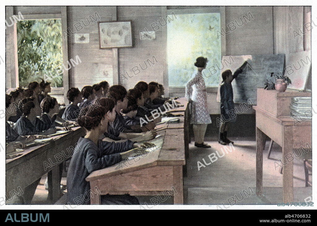 Ecole primaire aux colonies. Interieur de classe a Pointe-a-Pitre (Guadeloupe). Photographie anonyme de 1934 pour L'Ecole primaire en France par Alexis LEAUD et Emile GLAY. Credit : Collection Jonas/Kharbine-Tapabor.
