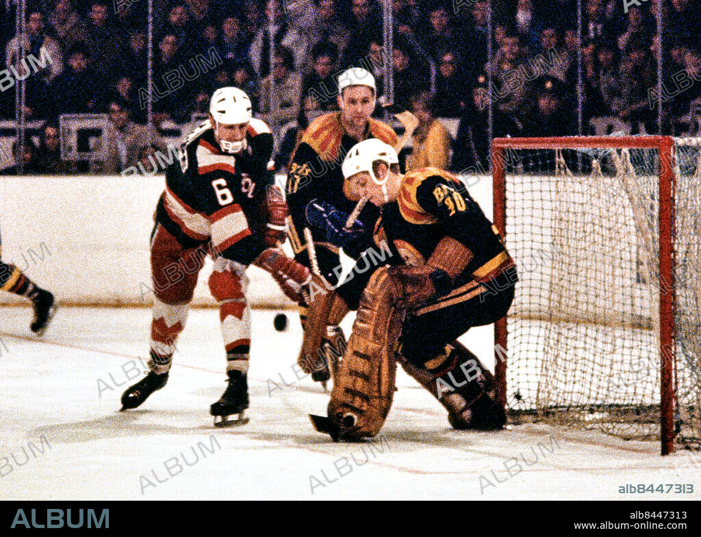 1969-02-23. Brynäs målvakt William Löfqvist motar ett skott från Västra Frölundas Leif "Blixten" Henriksson i en ishockeymatch i SM-serien 23:e februari 1969.. Foto: Olle Lindeborg / TT / Kod: 190.