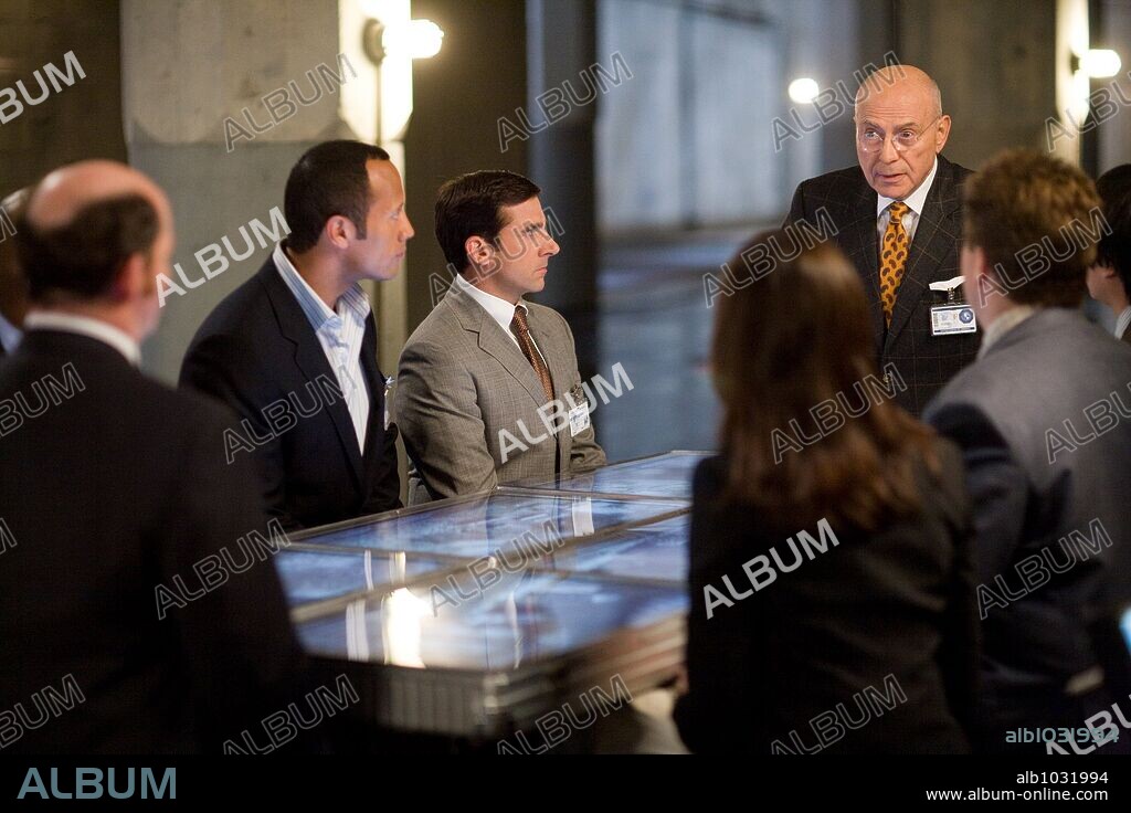 ALAN ARKIN, DWAYNE "THE ROCK" JOHNSON and STEVE CARELL in GET SMART, 2008, directed by PETER SEGAL. Copyright MAD CHANCE/MOSAIC MEDIA GROUP/ROAD REBEL/VILLAGE ROADSHOW P. / BENNETT, TRACY.