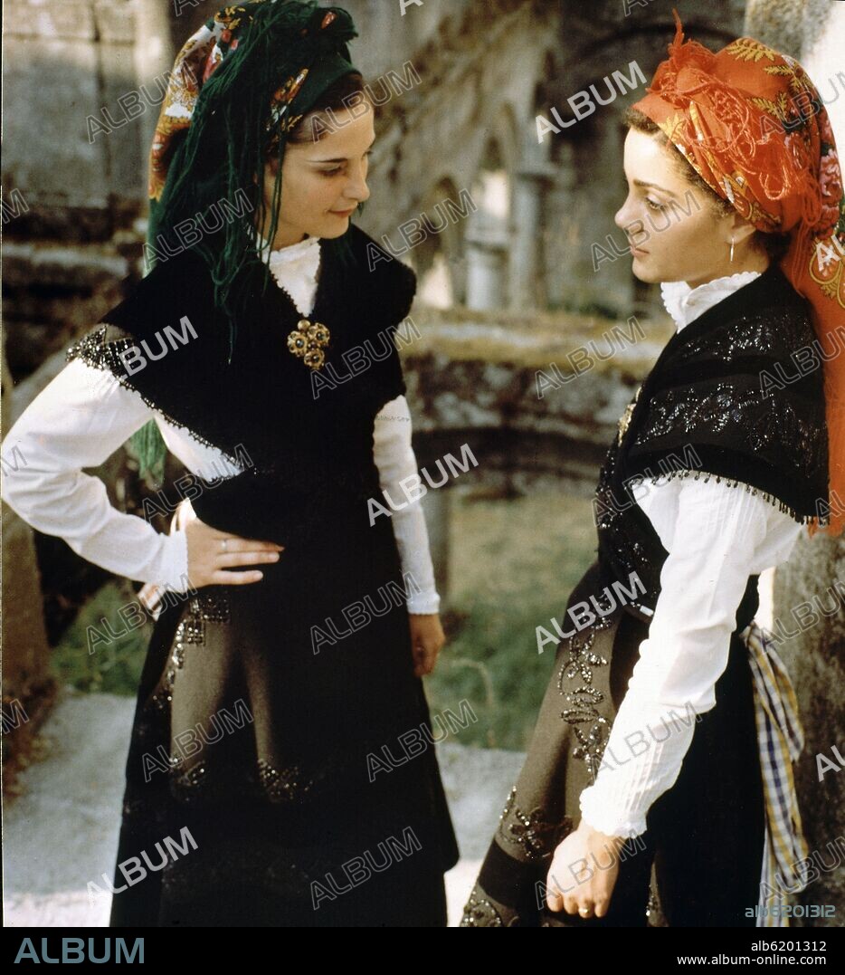 TRAJE REGIONAL DE LA ALBERCA - SALAMANCA - MUJER DE ESPALDAS.