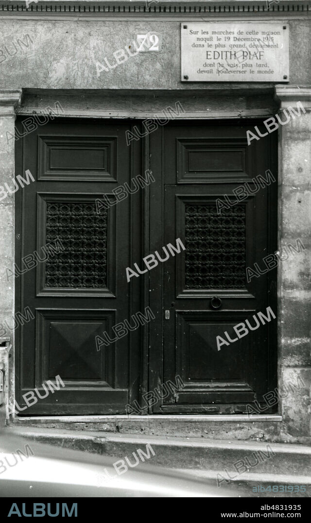 'Sur les marches de cette maison naquit le 19 decembre 1915 dans le plus grand denuement Edith PIAF dont la voix, plus tard, devait bouleverser le monde'. Porte d'entree du 72 rue de Belleville dans le 20e arrondissement de Paris (en realise, Piaf serait nee a l'hopital Tenon). Credit : Collection KHARBINE-TAPABOR.