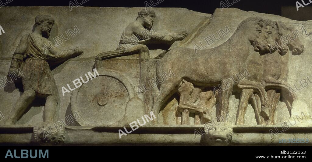 SARCOFAGO DE LAS PLAÑIDERAS o SARCOFAGO DE LAS MUJERES DE LUTO (mediados siglo IV a. C.). Detalle de una CUADRIGA PERSA CON JOVEN QUE LA DIRIGE SEGUIDA DE OTRO JOVEN SOLITARIO. Forma parte de la representación del cortejo fúnebre existente en la zona superior de los lados largos del sarcófago. Procede de Sidón (Sayda). Museo Arqueológico (Museo de las Antigüedades). Estambul. Turquía.