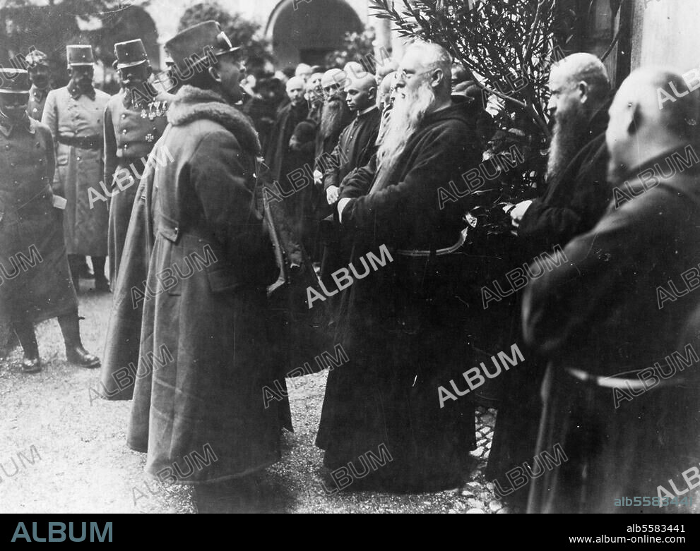 Charles Ier, Empereur d'Autriche (1916-1918), roi de Hongrie sous le nom de Charles IV ; 1887-1922. L'empereur Charles s'entretenant avec des moines bulgares ; au fond, Conrad von H"tzendorf. Photo, v. 1917.
