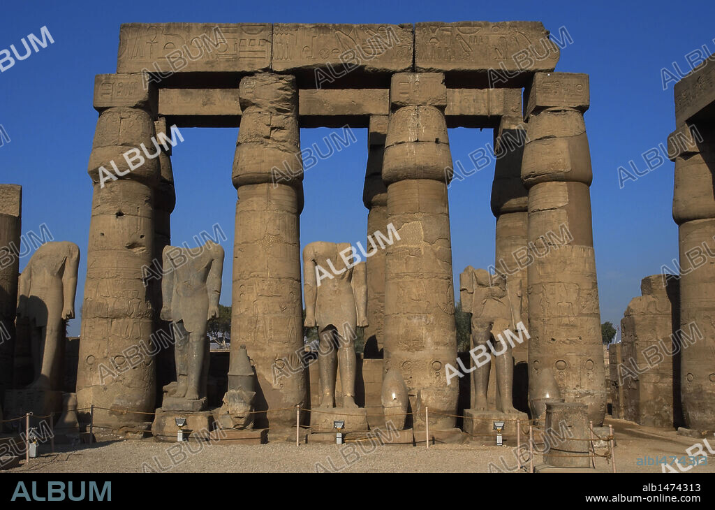 ARTE EGIPCIO. EGIPTO. PRIMER PATIO llamado de Ramses II, con columnas de fuste liso y capiteles papiroformes cerrado. TEMPLO DE LUXOR. Antigua Tebas "Waset".
