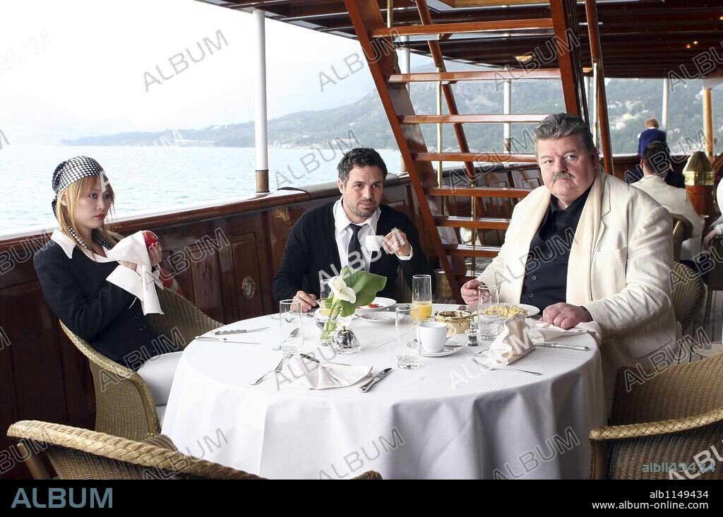 MARK RUFFALO, RINKO KIKUCHI and ROBBIE COLTRANE in THE BROTHERS BLOOM, 2008, directed by RIAN JOHNSON. Copyright ENDGAME ENTERTAINMENT/RAM BERGMAN PRODUCTIONS.