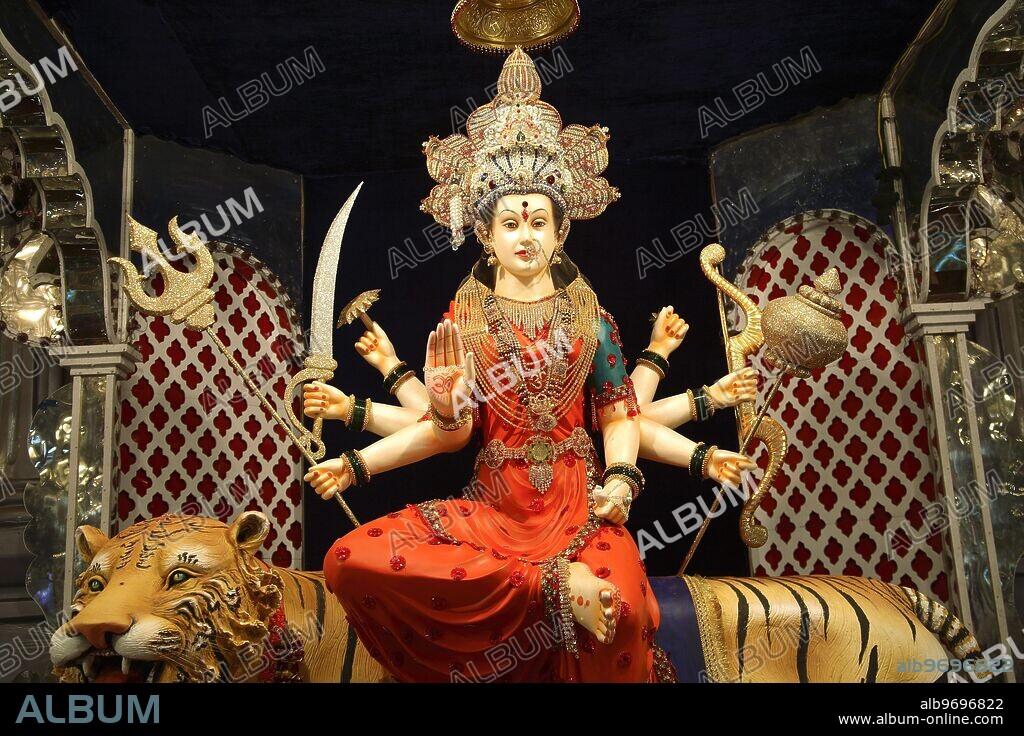 Thane, Maharashtra, India: Navaratri dandiya garba Festival - Procession of Ma Ambadevi - Bhavani Devi from Kalwa to Tembhi Naka.