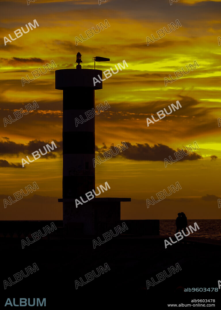 Faro de la Colònia de Sant Jordi y isla de Cabrera. Ses Salines. Comarca de Migjorn. Mallorca.Baleares.España.