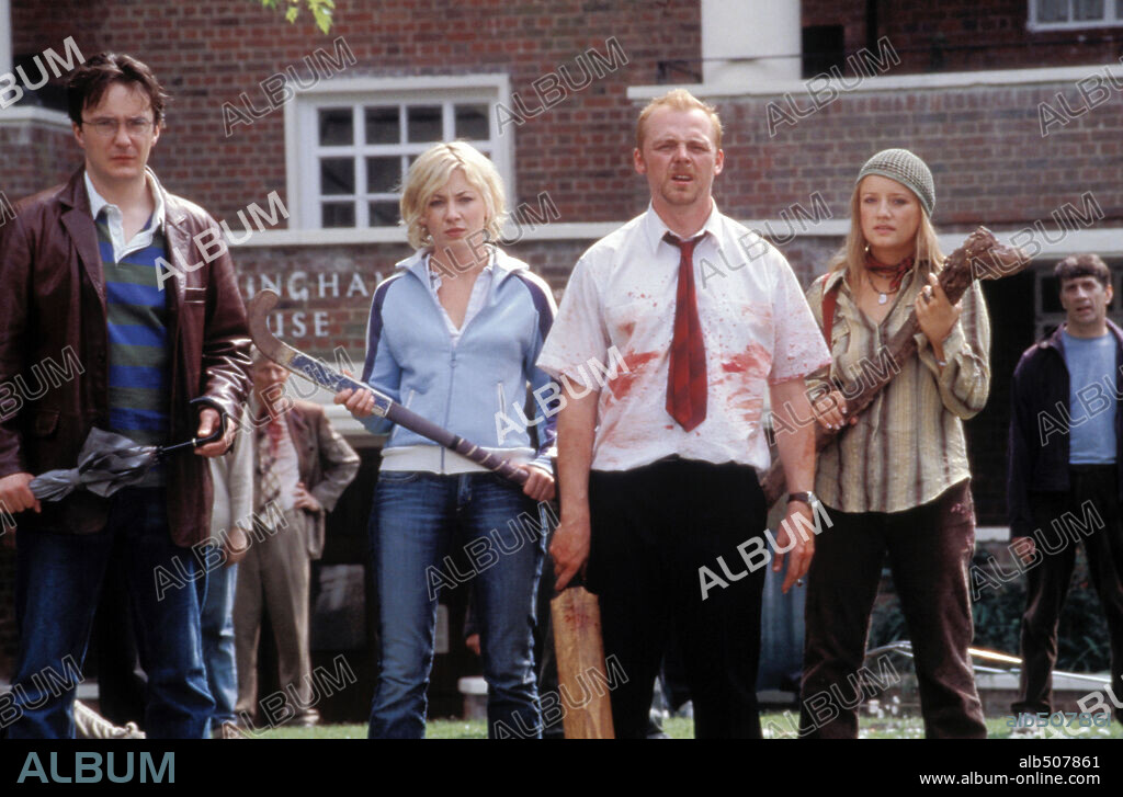 DYLAN MORAN, KATE ASHFIELD, LUCY DAVIS y SIMON PEGG en ZOMBIES PARTY, 2004 (SHAUN OF THE DEAD), dirigida por EDGAR WRIGHT. Copyright ROGUE PICTURES.