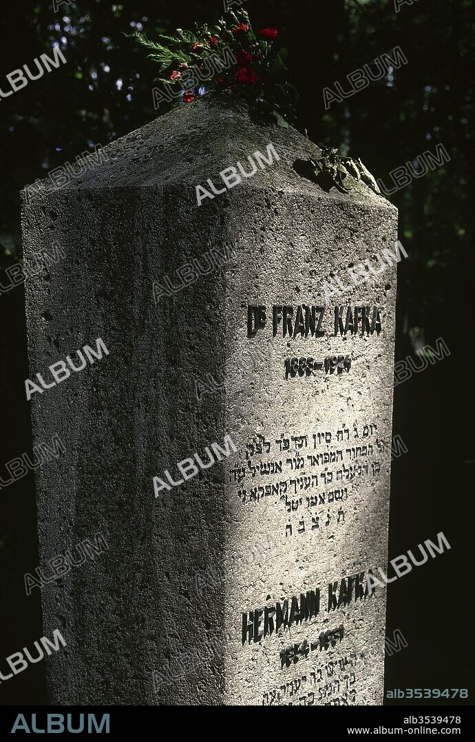 Franz Kafka (1883-1924). Escritor judeo-checo en lengua alemana. Detalle de la tumba de Kafka, diseñada por Leopold Ehrmann (1886-1951) en el cementerio judío. Praga. República Checa.