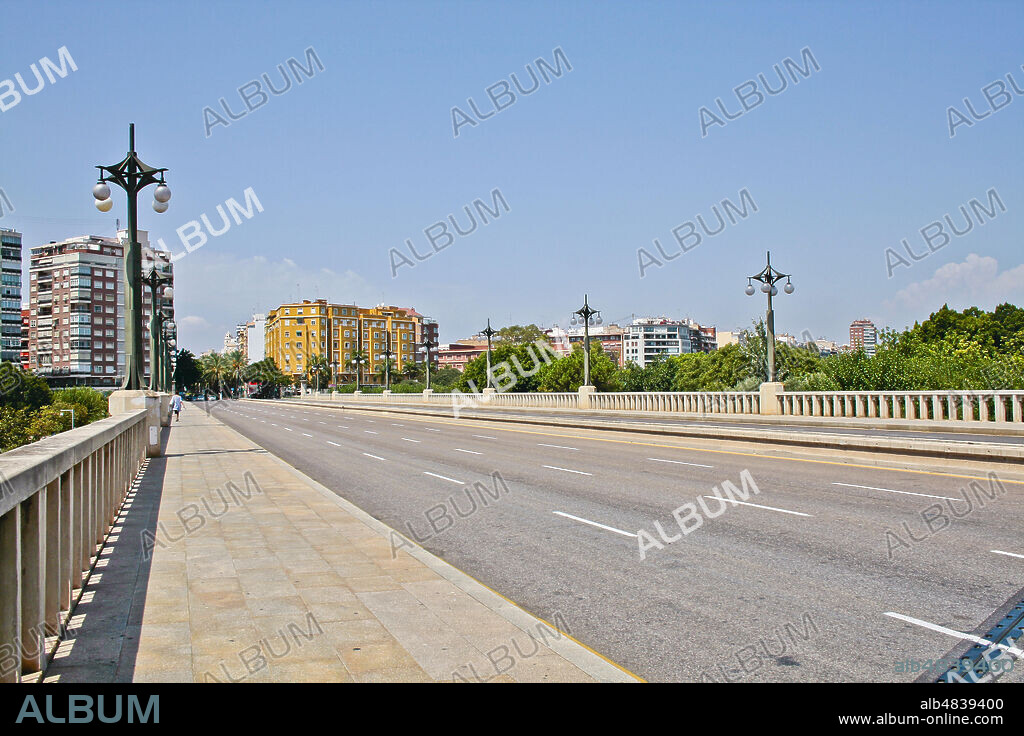 València, Comunidad Valenciana, Spain. The Kingdom Bridge (Pont del Regn or Puente del Reino). The bridge is 220 meters long, the longest in the city. Its two entrances are adorned by four monumental sculptures in bronze, sculptural ensemble naming the guards of the Bridge. It was opened in December 1999. engineer Salvador Monleón Cremades.