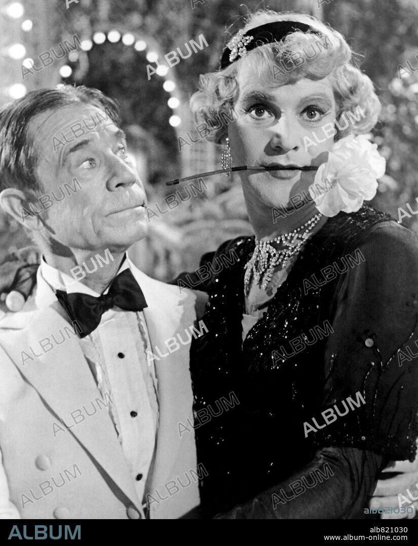JACK LEMMON and JOE E. BROWN in SOME LIKE IT HOT, 1959, directed by BILLY WILDER. Copyright UNITED ARTISTS.