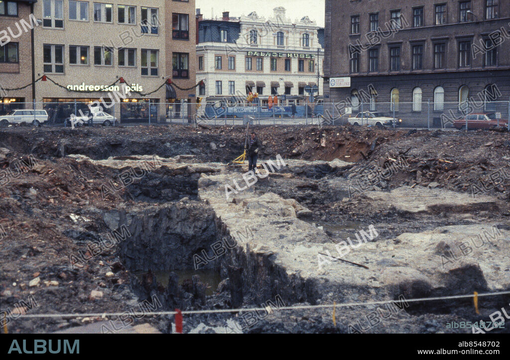 Göteborg 1983-12-09 - Gamla stadsmuren innan hotel Sheraton byggdes på Södra Hamngatan vid Drottningtorget *** Local Caption *** Foto: Kent Thornander. KAMERAREPORTAGE.