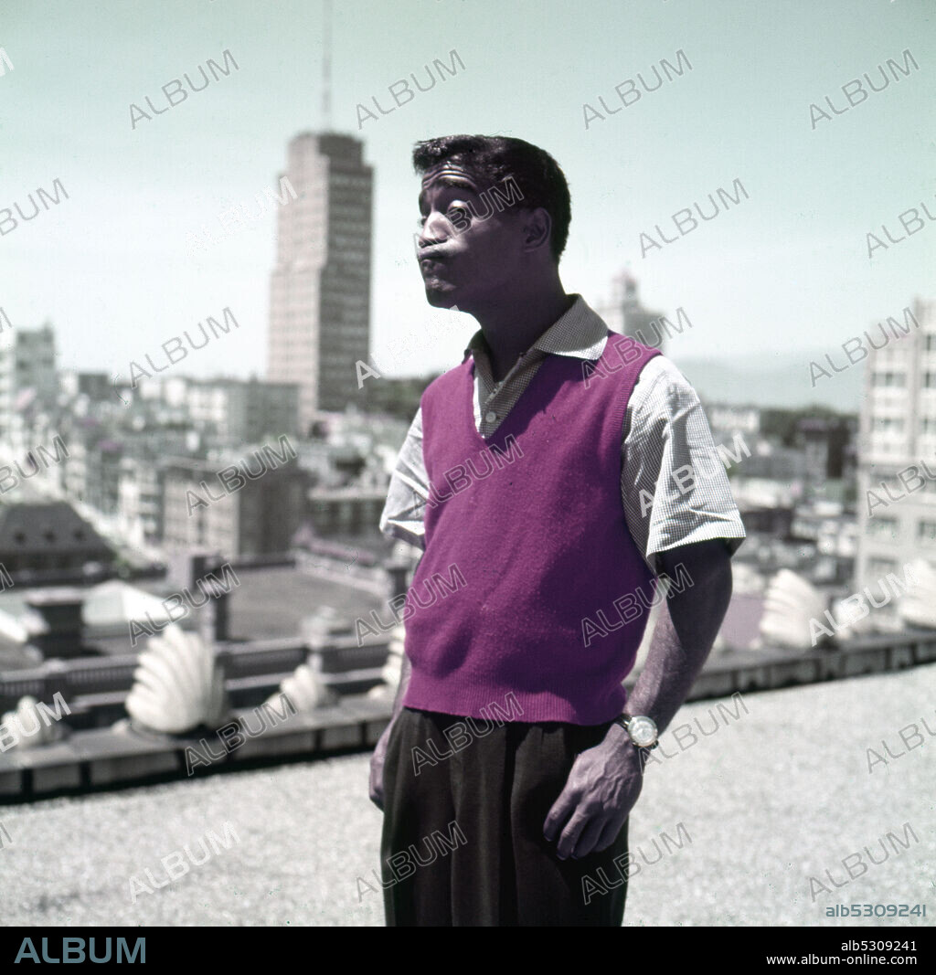SAMMY DAVIS JR. Circa 1947, Hollywood, California, USA: American actor, singer and dancer SAMMY DAVIS Jr makes funny faces during a portrait shoot on a Hollywood rooftop.