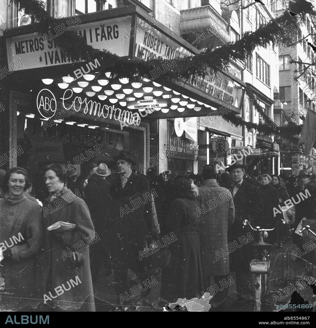 Göteborg november-december 1952. Biografen Cosmorama på Östra Hamngatan - filmen som går är Ivanho med Robert Taylor. Foto: Kamerareportage *** Local Caption *** GT Låda Krep 2013-09 - påse november 1952. KAMERAREPORTAGE.