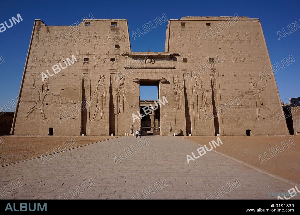 El Templo de Edfu está ubicado en la ciudad de Edfu (Egipto), que durante el periodo grecorromano fue conocida como Apolinópolis Magna, dedicada al dios de los dioses, Horus-Apolo.