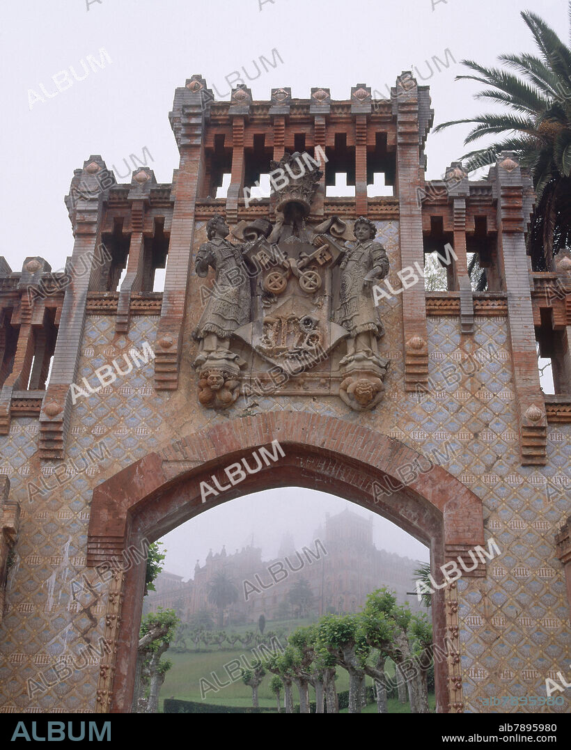 JOAN MARTORELL (1833-1906) Y LLUIS DOMENECH (1850-. ESCUDO PONTIFICIO EN LA PUERTA DE ACCESO A LA UNIVERSIDAD DE COMILLAS.