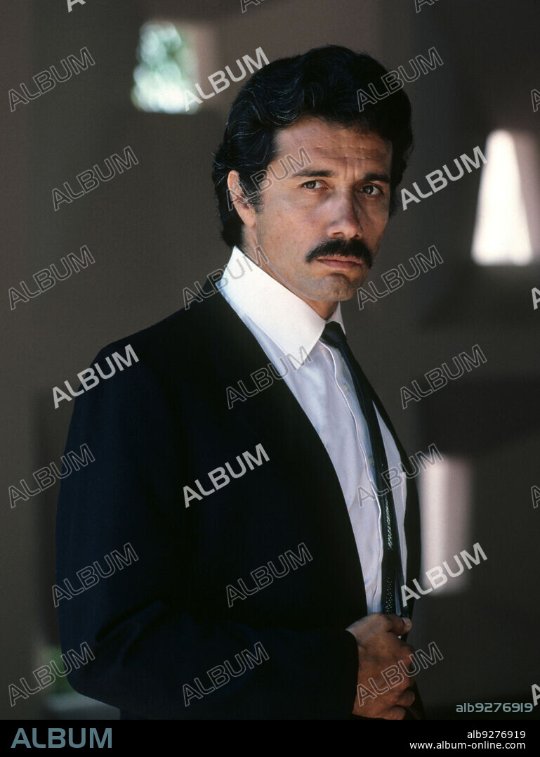 EDWARD JAMES OLMOS en CORRUPCIÓN EN MIAMI, 1984 (MIAMI VICE), dirigida por JOHN NICOLELLA, LEON ICHASO y RICHARD COMPTON. Copyright UNIVERSAL TV.