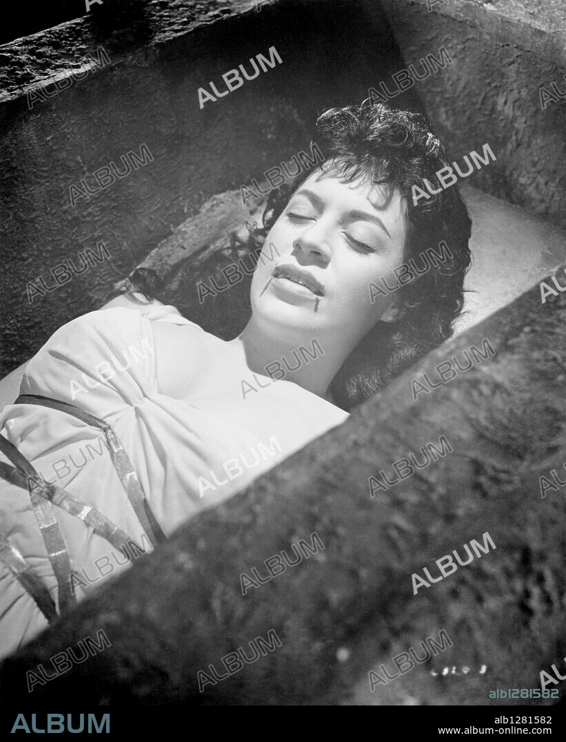 VALERIE GAUNT in DRACULA, 1958, directed by TERENCE FISHER. Copyright HAMMER FILM PRODUCTIONS.