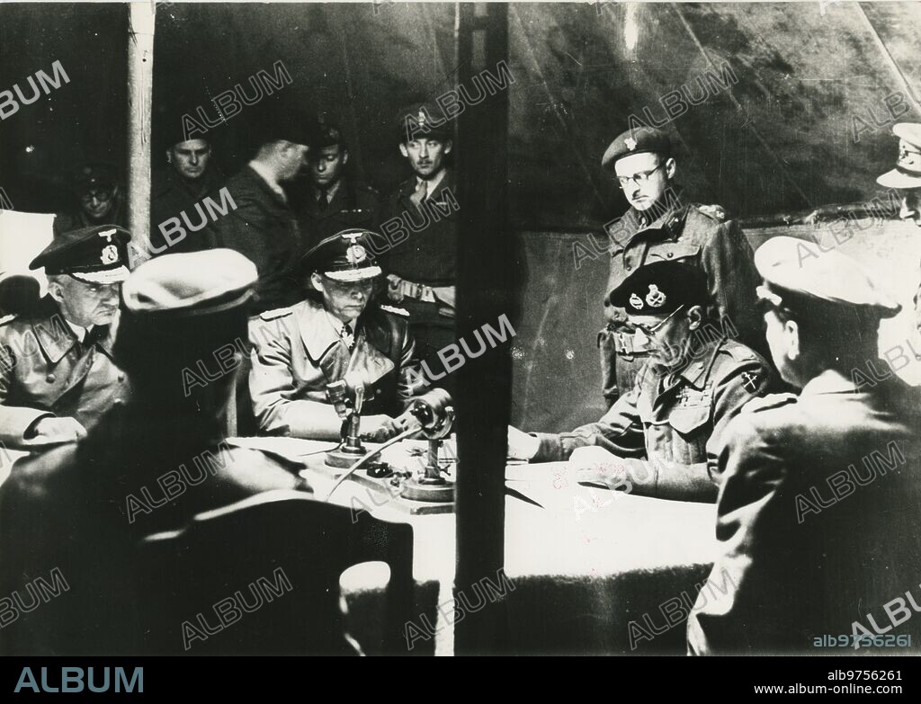 Luneburgo (Alemania), 04/05/1945. Segunda Guerra Mundial. Rendición de Alemania. Lord Montgomery lee los términos de rendición a los representantes de las fuerzas armadas alemanas. Los almirantes son Wagner y Von Friedeburg y de espaldas, el mayor Friedal y el coronel Poleck.