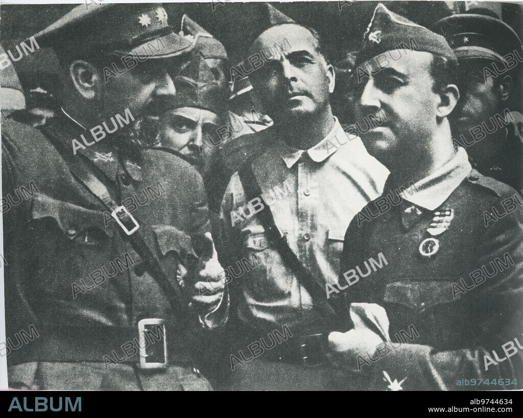 Toledo, 28 de septiembre de 1936. Guerra civil, el general Franco recorre las ruinas del alcazar de Toledo.