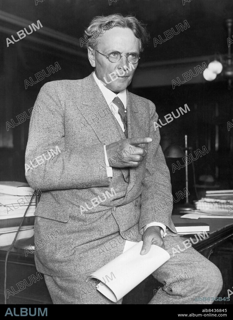 Orig. bildtext... MR. CAPONE HAD BETTER WATCH HIS STEP WITH THIS GENTLEMAN. Chicago, Ill. Photo shows United States District Attorney George E. Q. Johnson, who has convicted the leading big shots of Chicago's gangland on income tax frauds, and, who, has yet to lose his first case. He will lead the Federal forces in their court battle with Mr. Al Capone, Chicago underworld chief, when he is brought to trial for defrauding the government out of $215,080 which the government cgarges he did not account for in his income tax. Listed such well-known underworld names as Ralph Capone, Sam and Jack Guzik, Terry Druggan and Frankie Lake. Orig. bildtext... DEN NYA ALLMÄNNA ÅKLAGAREN I CHICAGO. Nu blir det allt bäst för Al Capone att se upp, då George E.Q. Johnson utsetts till allmän åklagare i Chicago. Han har redan lyckats fälla flera av Chicagos mest kända förbrytare, genom att överbevisa dem om falskdeklaration. Nu blir det härnäst Al Capones tur, vilken lär ha dragit staten på åtskilliga 100.000-tals dollars i skatter. Anm. Blicken Peka Advokater CD372 persons: GEORGE JOHNSON sites: CHICAGO;USA.