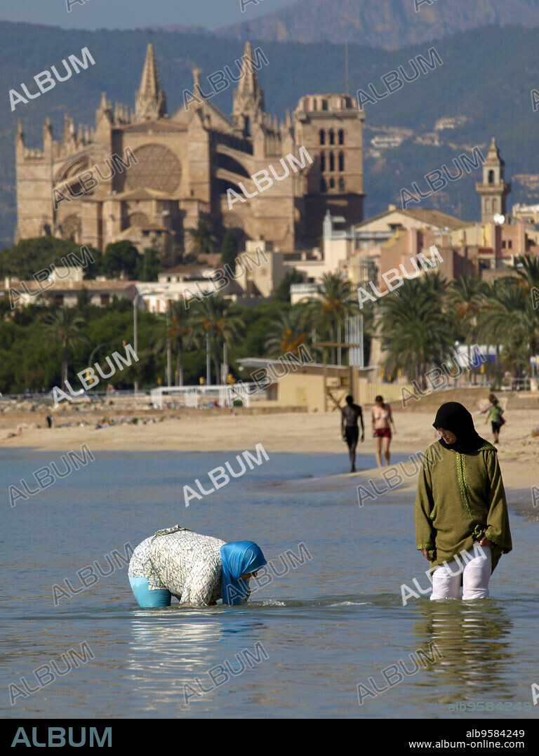 Mujeres musulmanas bañandose en la playa de Can Pere Antoni. Palma. Mallorca .Baleares. España.