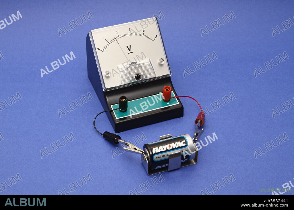 Voltmeter measuring EMF. Simple constant polarity analogue voltmeter is used to measure electromotive force of a 1.5-V C-size alkaline battery.