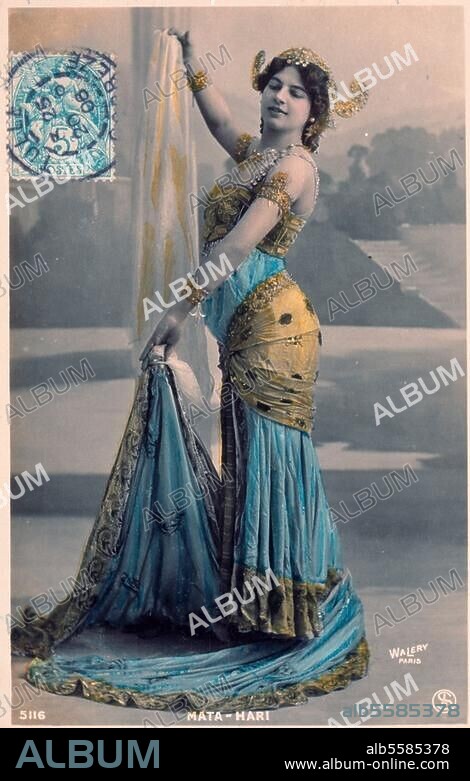 Mata Hari (eig. Margaretha Geertruida MacLeod, geb. Zelle), niederländ. Tänzerin (der Spionage für Deutschland beschuldigt u. hingerichtet), Leeuwarden. 7.8.1876 - Vincennes 15.10.1917. "Mata-Hari". Bildpostkarte (Foto, Walery, Paris, koloriert), undat. (Poststempel 1906). Paris, Privatsammlung.