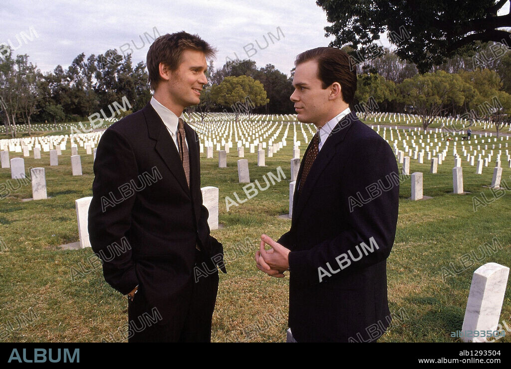 MICHAEL C. HALL and PETER KRAUSE in SIX FEET UNDER, 2001. Copyright HBO. 4º temporada.